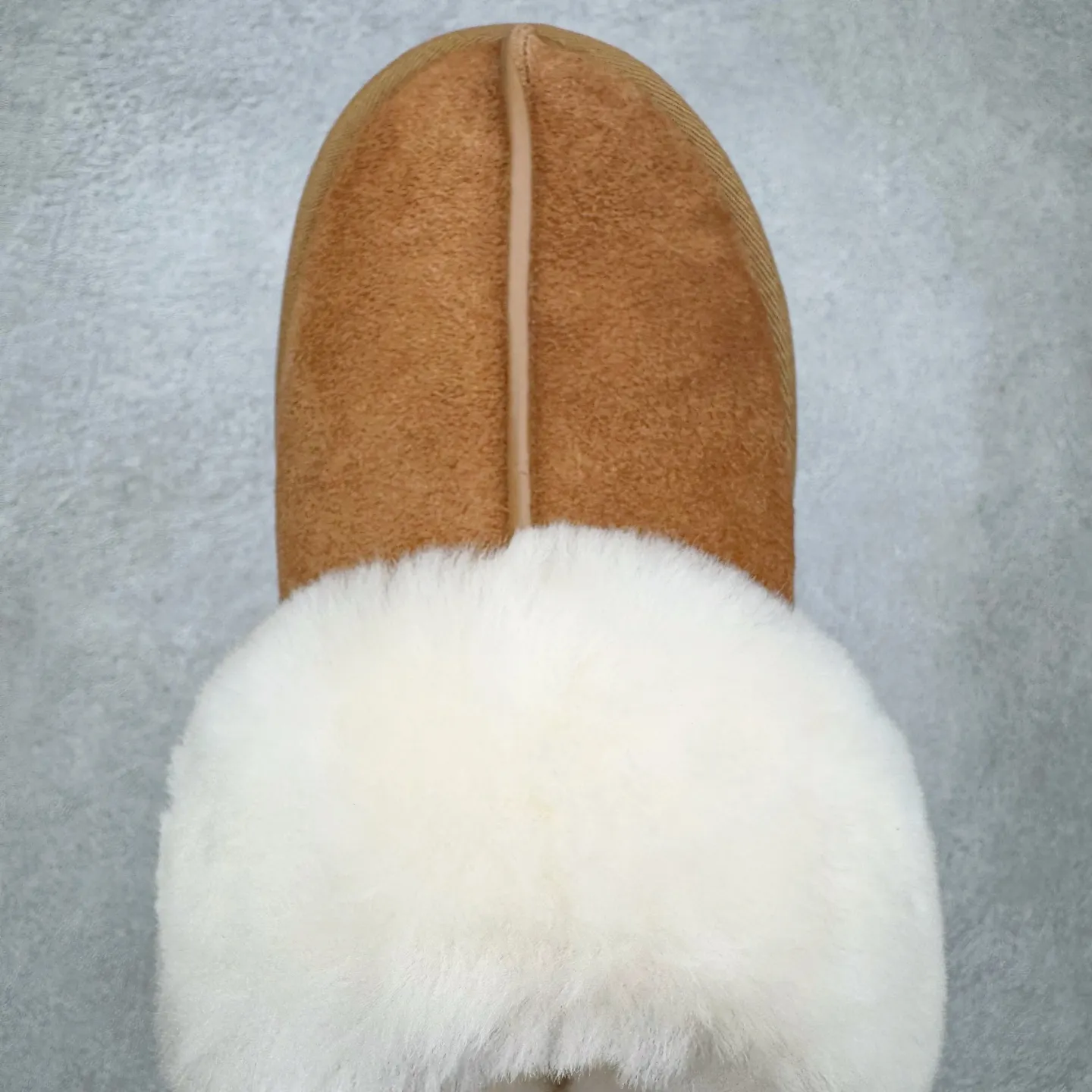 Pick up locally 💰 440 UGG slippers 2550 Star thin-soled autumn and winter sheep fur integrated snow boots. All shoes are made from the same factory as ZP. Longfeng A-grade Australian imported sheep fur integrated brand OEM production line. Fully follow the ZP process. OEM original pattern maker. Adhering to the principle of no original shoes and no development selection. Pay attention to every detail. The most authentic version on the market TREADLITE "Light Wing" technology outsole Lightweight/durable/flexible/pile size: 35 36 37 38 39 40 Coding: by2936040